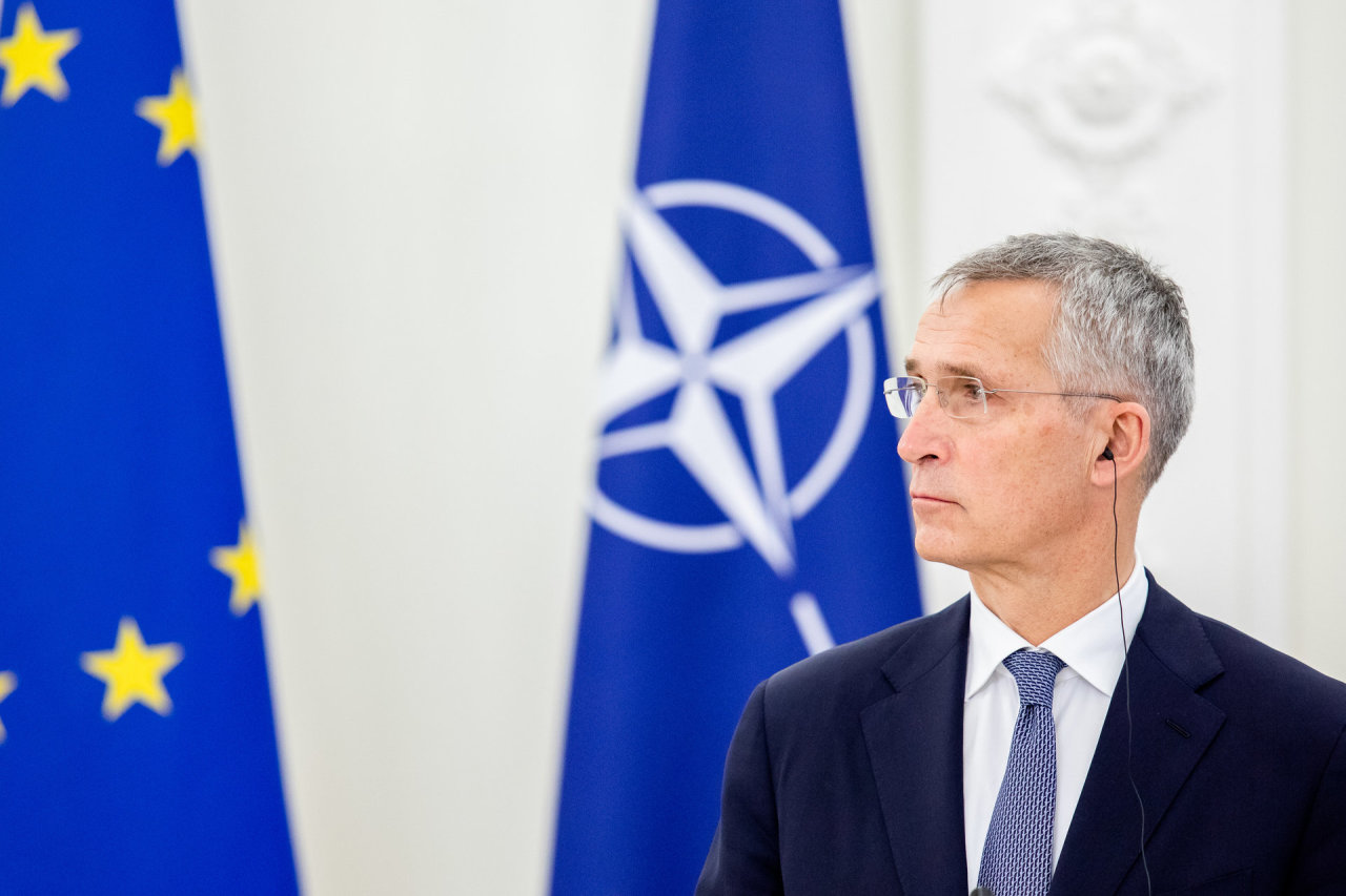 NATO vadovas ragina siųsti daugiau sunkiosios ginkluotės Ukrainai