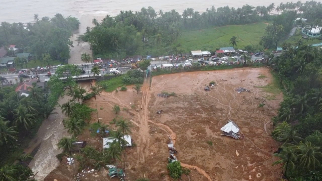 Filipinuose žemės nuošliaužų ir potvynių aukų skaičius išaugo iki 42