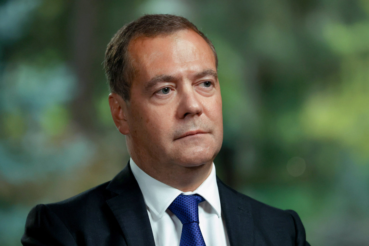 D.Medvedevas Vakarams: „beprotiškos“ sankcijos arba maisto tiekimas