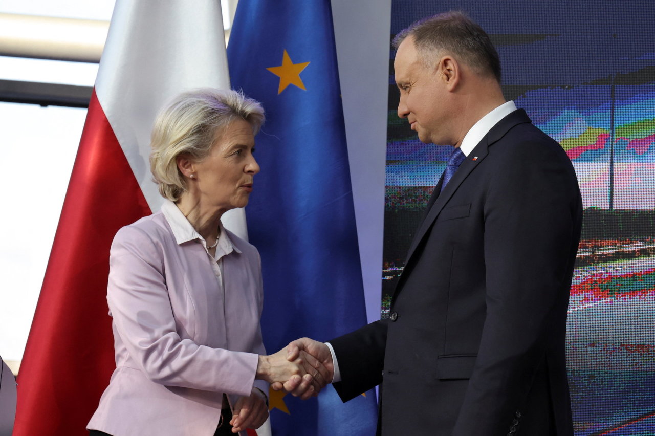 EK vadovė: Lenkija pinigų iš ES atsigavimo fondo gaus tik laikydamasi įstatymų viršenybės
