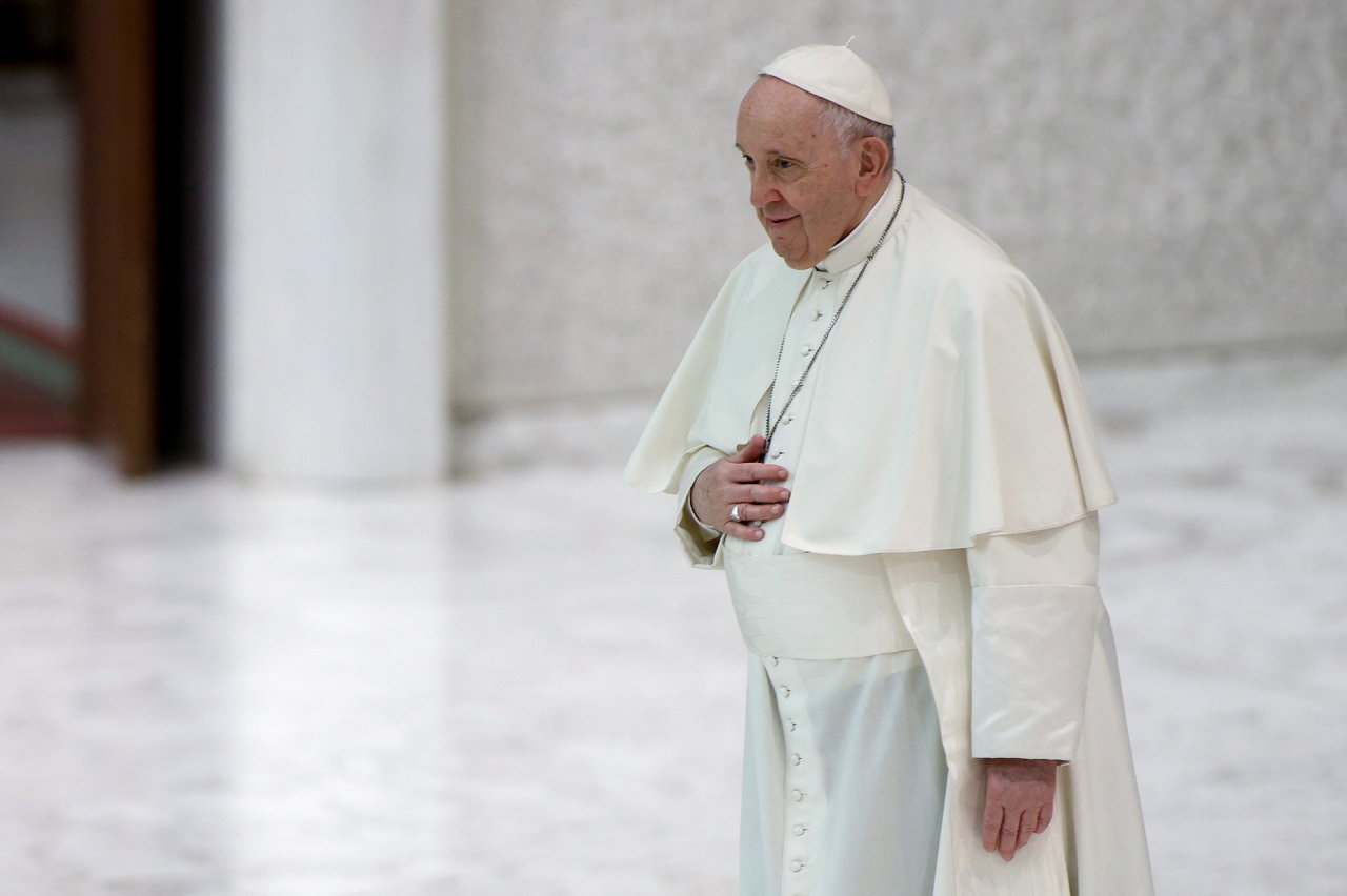Popiežius Vatikane aukojo Didžiojo ketvirtadienio mišias, vėliau vyks į kalėjimą