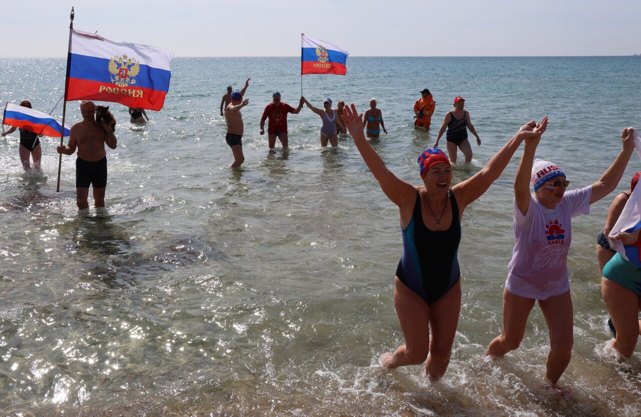 Rusijos turistai masiškai atšaukia atostogas Kryme: juos vilioja benzinu kelionei namo
