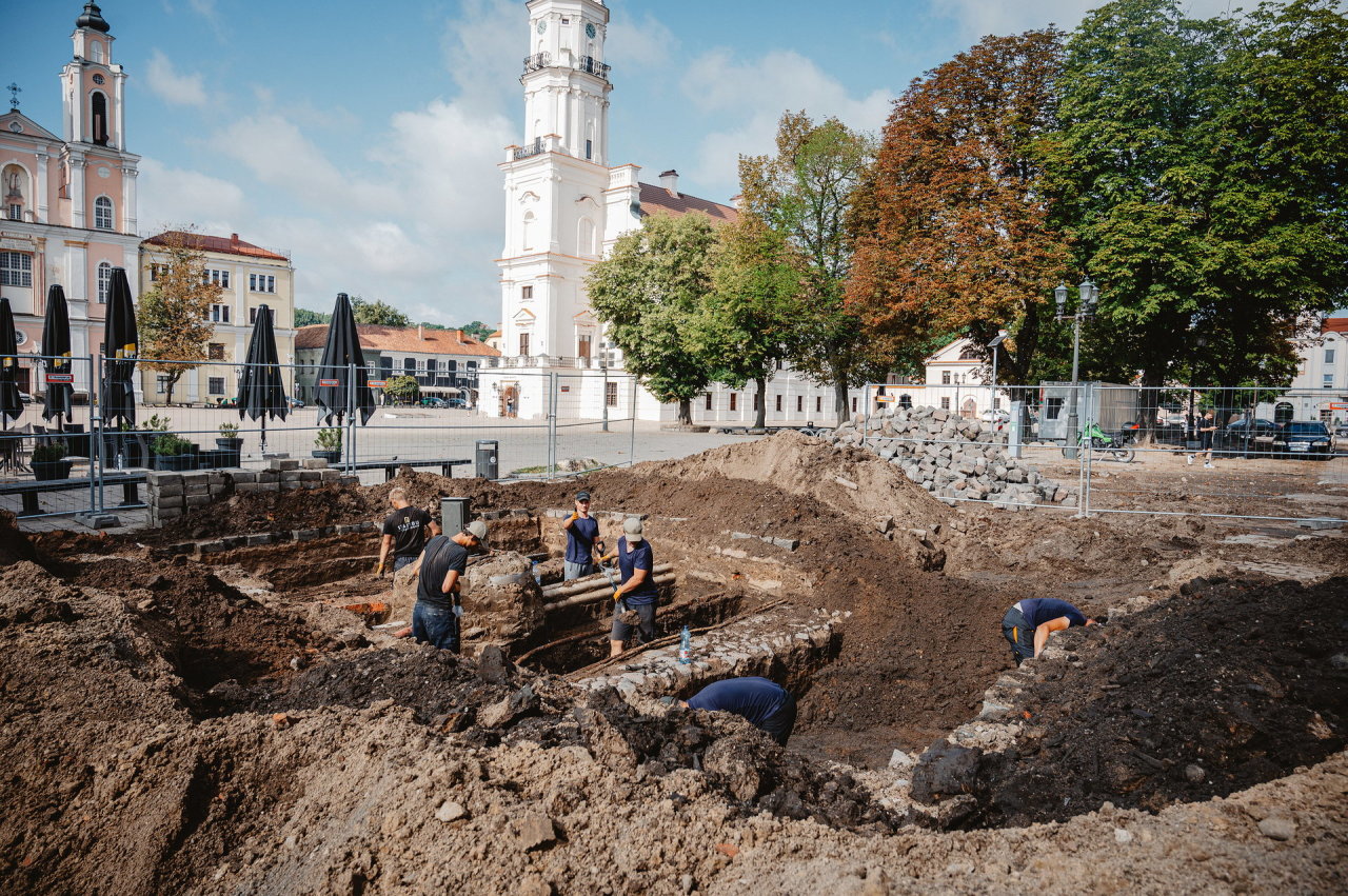 Rotušės aikštė pasitinka pokyčius: senamiestyje įsibėgėja archeologiniai tyrimai