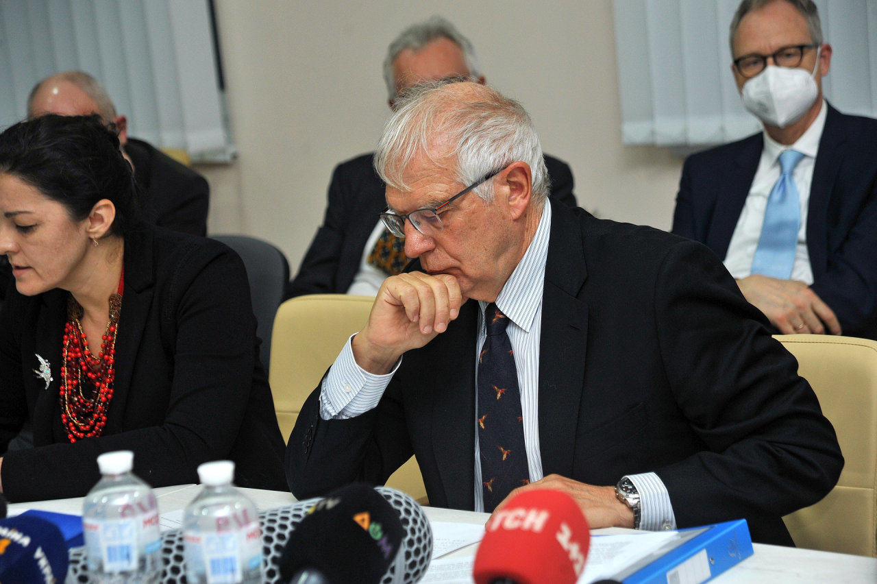 J.Borrellis ragina ES sutarti dėl konkrečių žingsnių Ukrainos klausimu