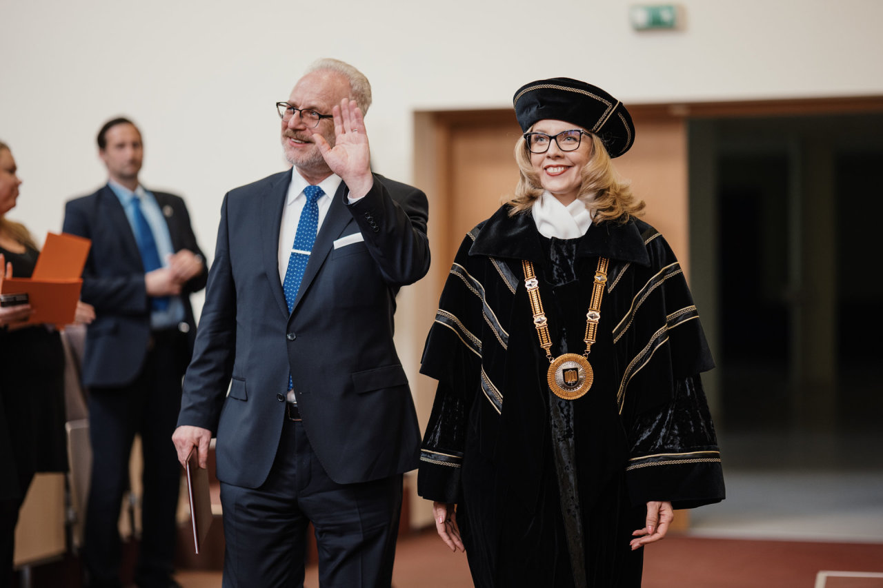 Latvijos prezidentui E.Levitui įteiktos MRU garbės daktaro regalijos