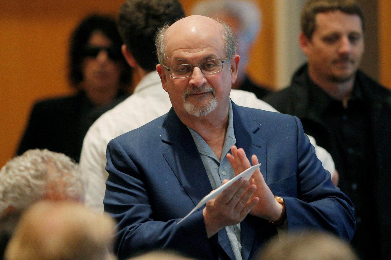 Iranas „kategoriškai“ neigia ryšius su rašytojo Salmano Rushdie užpuoliku