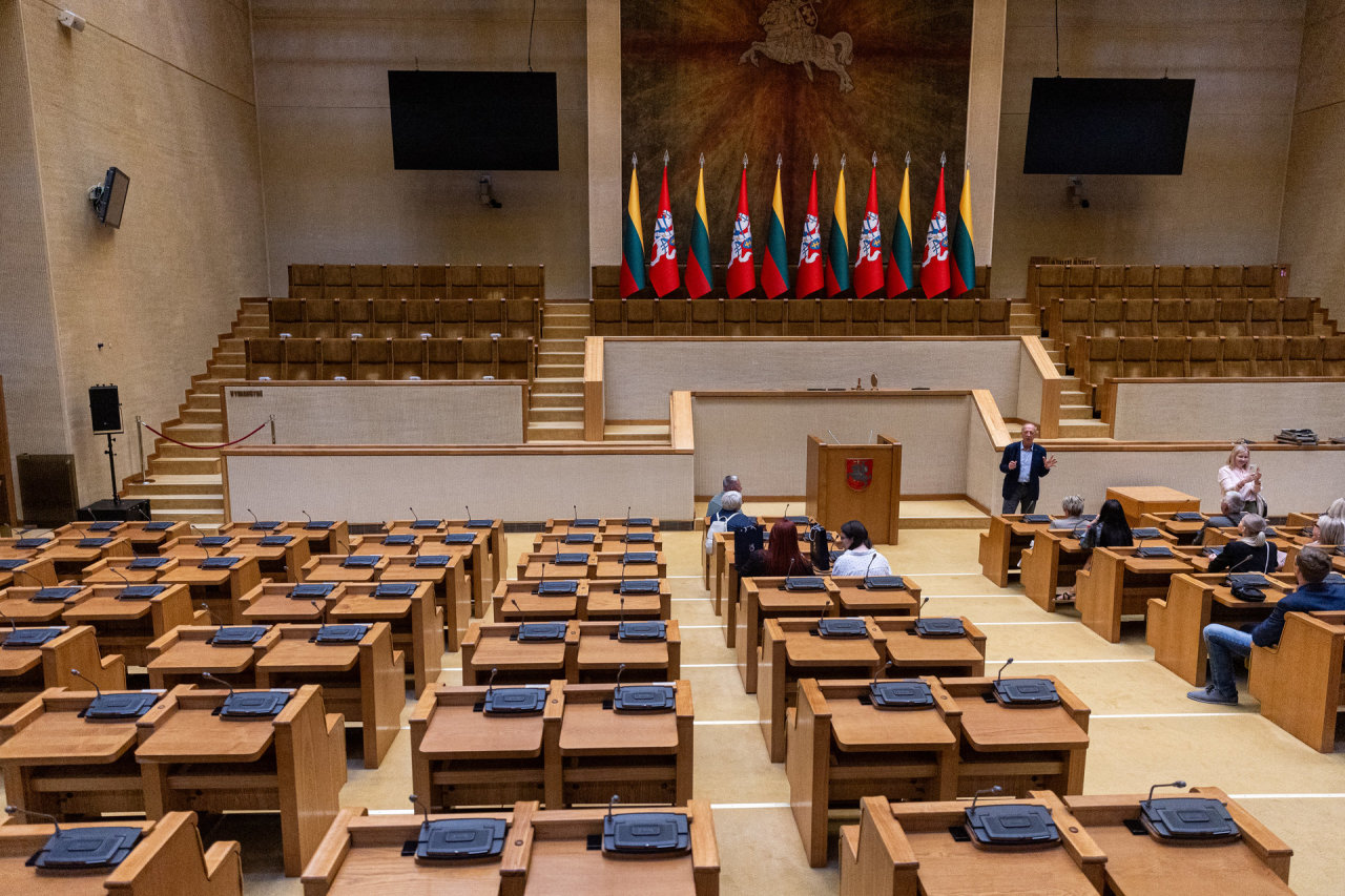 Istorinės Seimo vietos vaizdas ne tik džiugina: baldai apsilaupę ir pablukę