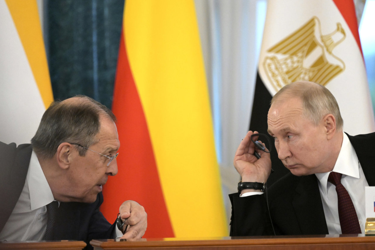 Rusijos užsienio reikalų ministras „nevynioja į vatą“: nenutrauktų karo net derybų metu