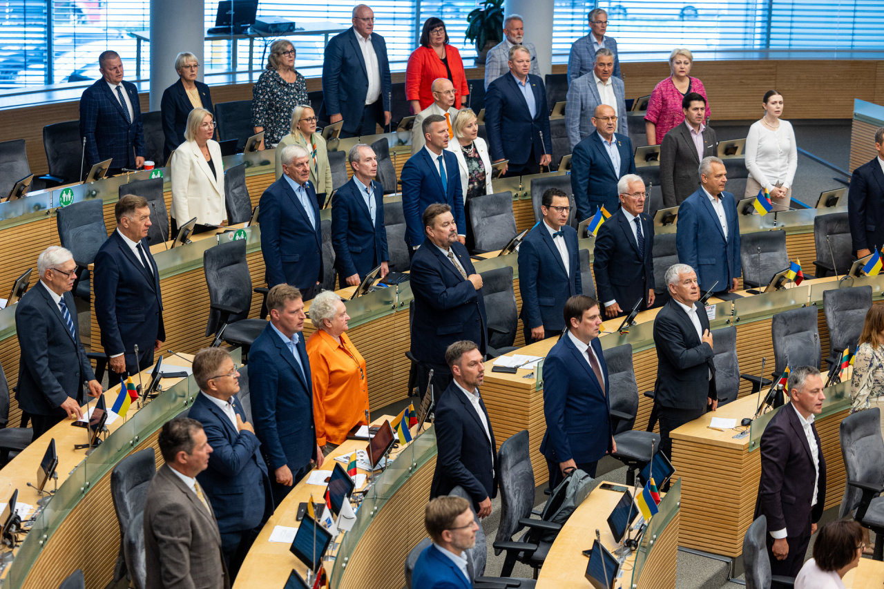 Lietuvos Seimas tylos minute pagerbė per rusų ataką Ukrainoje žuvusiųjų atminimą