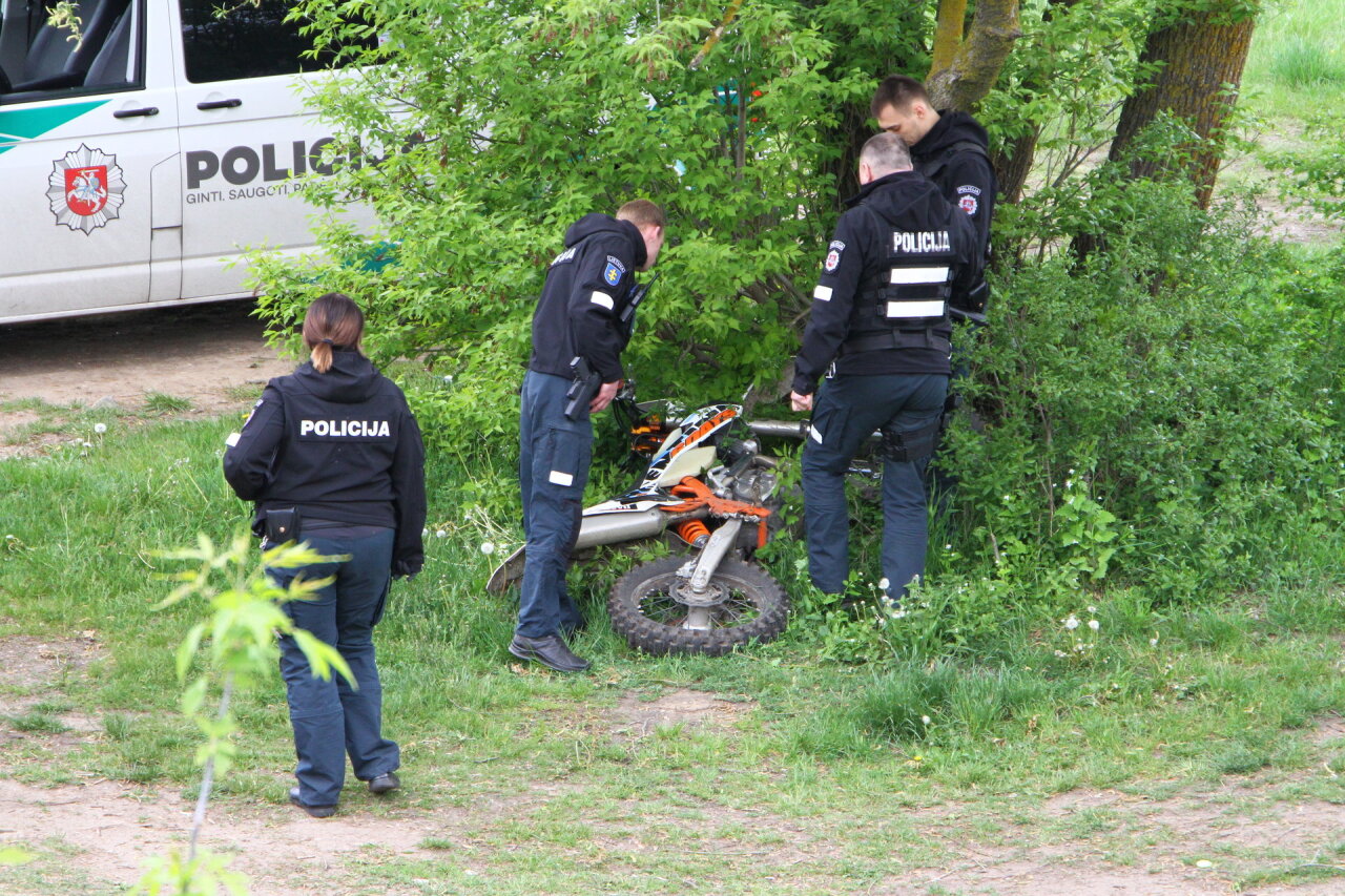 Panevėžio rajone beveik dvi promiles įpūtęs motociklininkas kelionę baigė griovyje