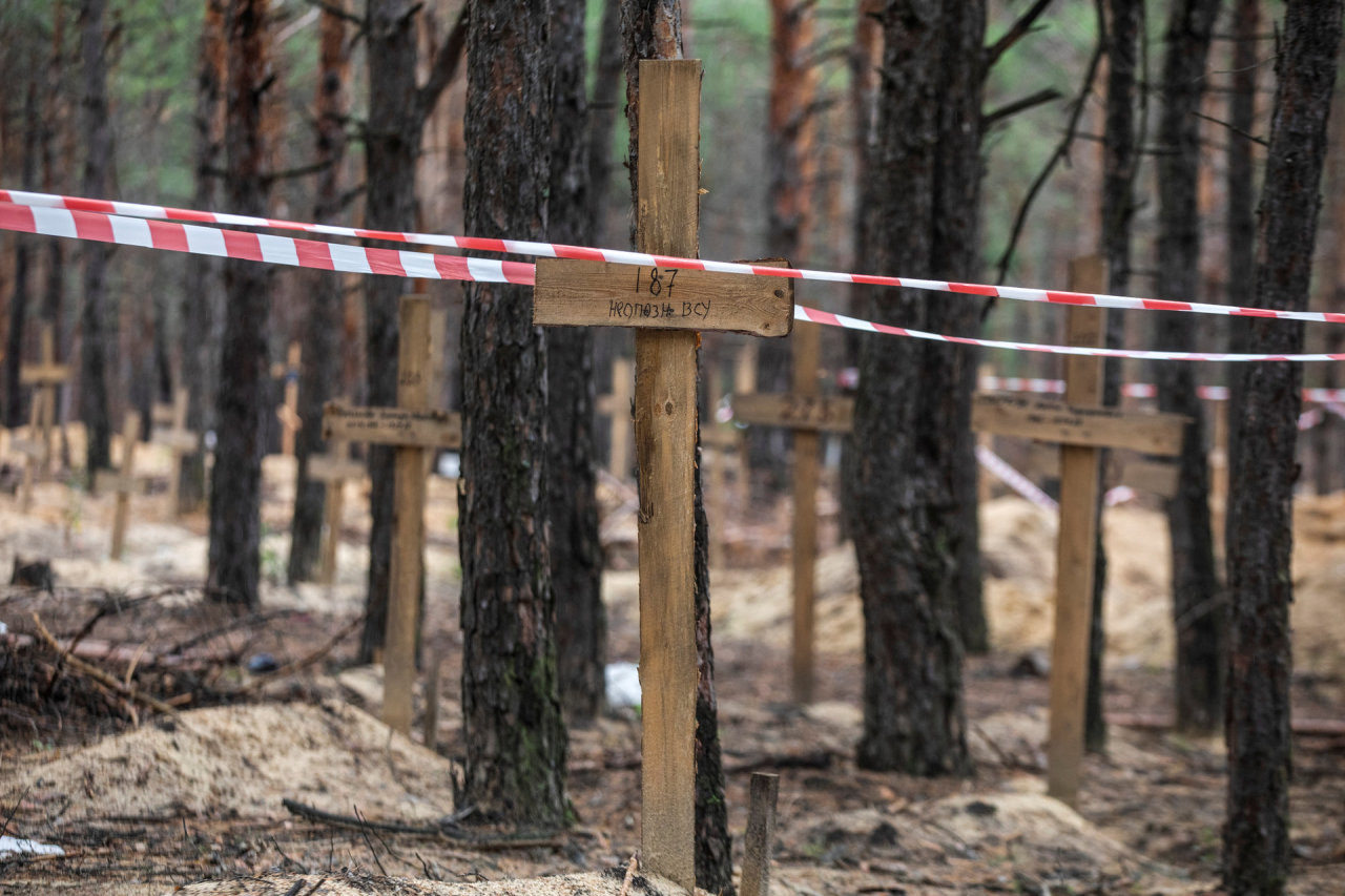 Prie Ukrainos išlaisvinto Iziumo aptikta šimtai kapų