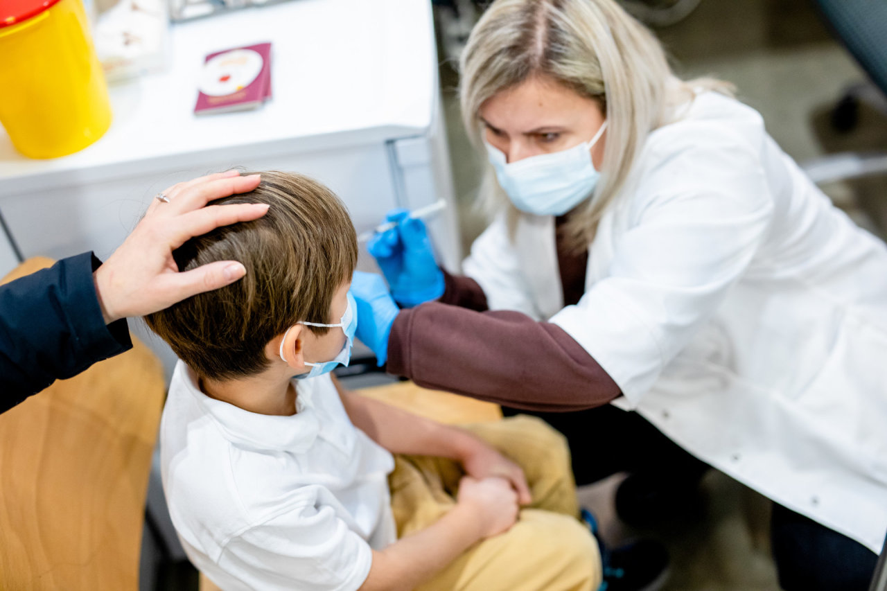 Gydytoja pataria: ką apie vakciną nuo COVID-19 reikia žinoti alergiškų vaikų tėvams