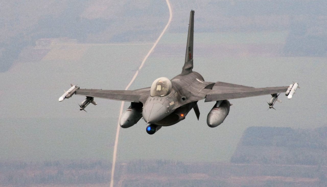 JAV perkėlė į Rumuniją grupę naikintuvų F-16