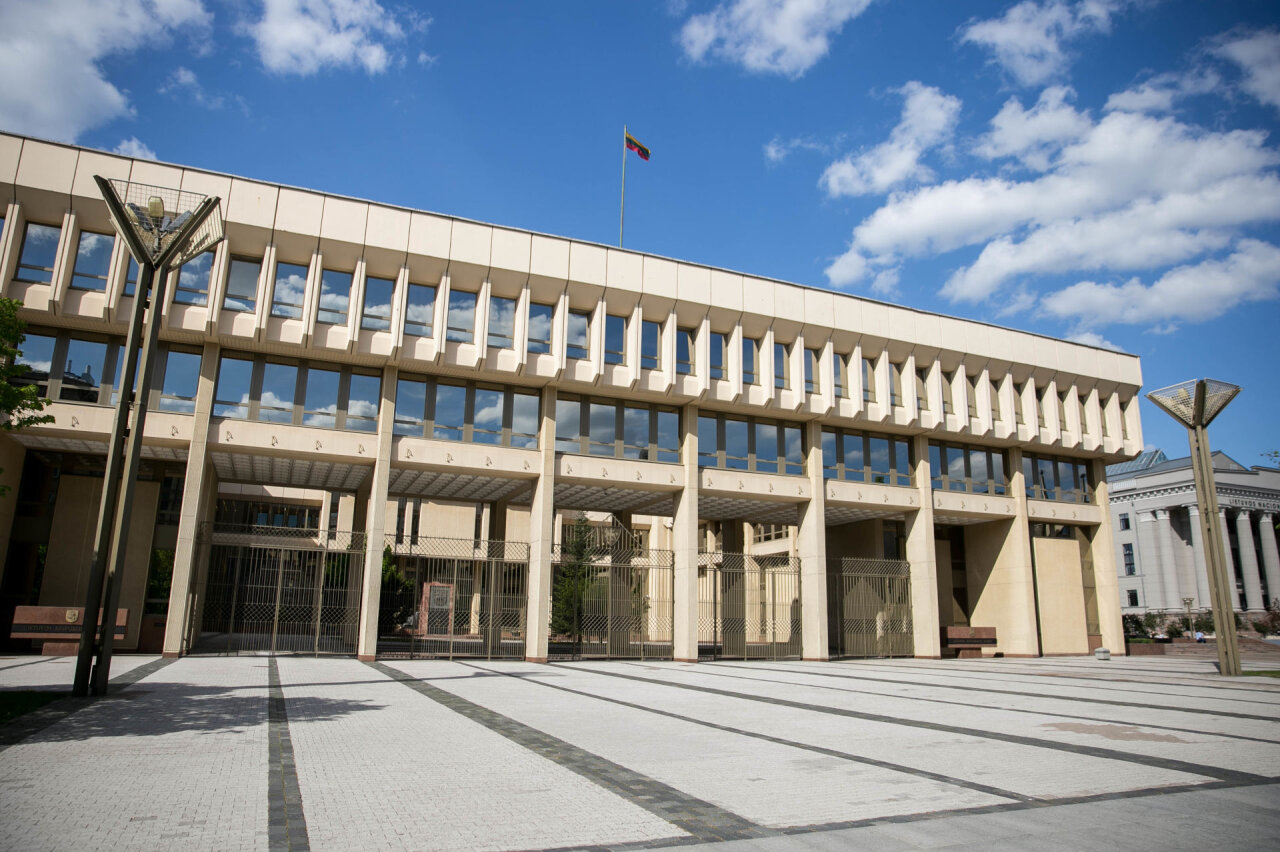 Seimas ėmėsi siūlymo užtikrinti aukščiausių šalies institucijų ginkluotą gynybą karo atveju