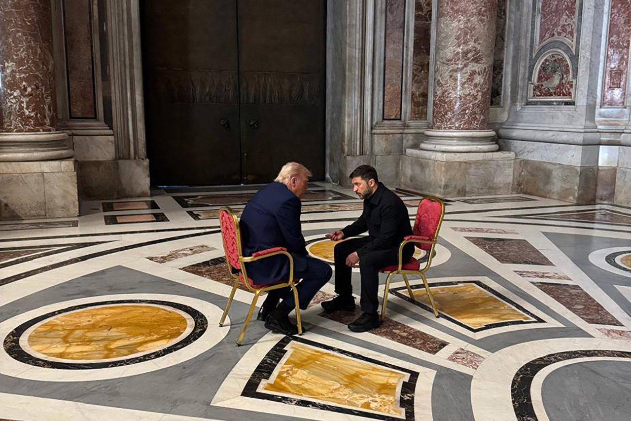 CNN atskleidė, kaip buvo ruošiamasi Trumpo ir Zelenskio susitikimui Vatikane
