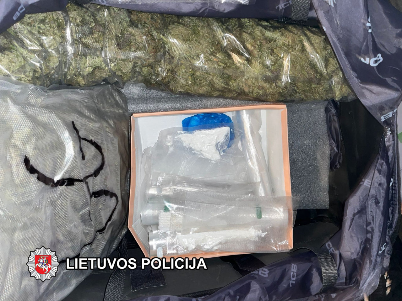 Per kratą vilniečio garaže rasta 500 gramų kokaino, apie 2,5 kg kanapių