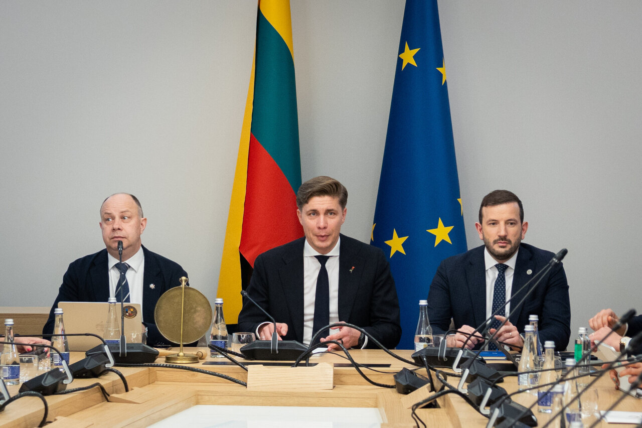 BNS Sprintas: leidimas siųsti daugiau karių į Hormuzo sąsiaurį, trišalės derybos dėl koalicijos, užklupusi smarki audra