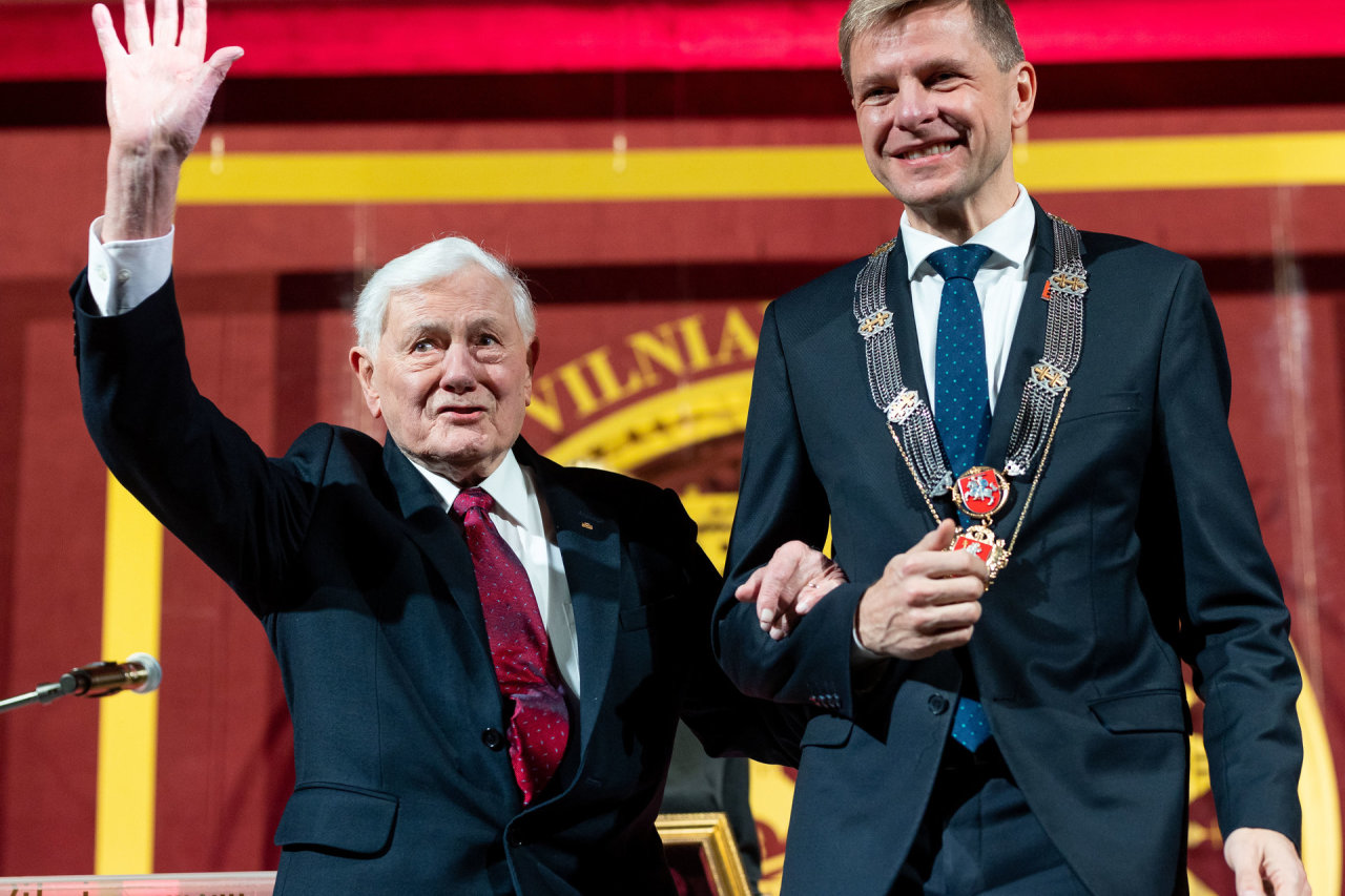 Kelis kartus atidėta ceremonija pagaliau įvyko: V.Adamkui įteiktos Vilniaus garbės piliečio regalijos