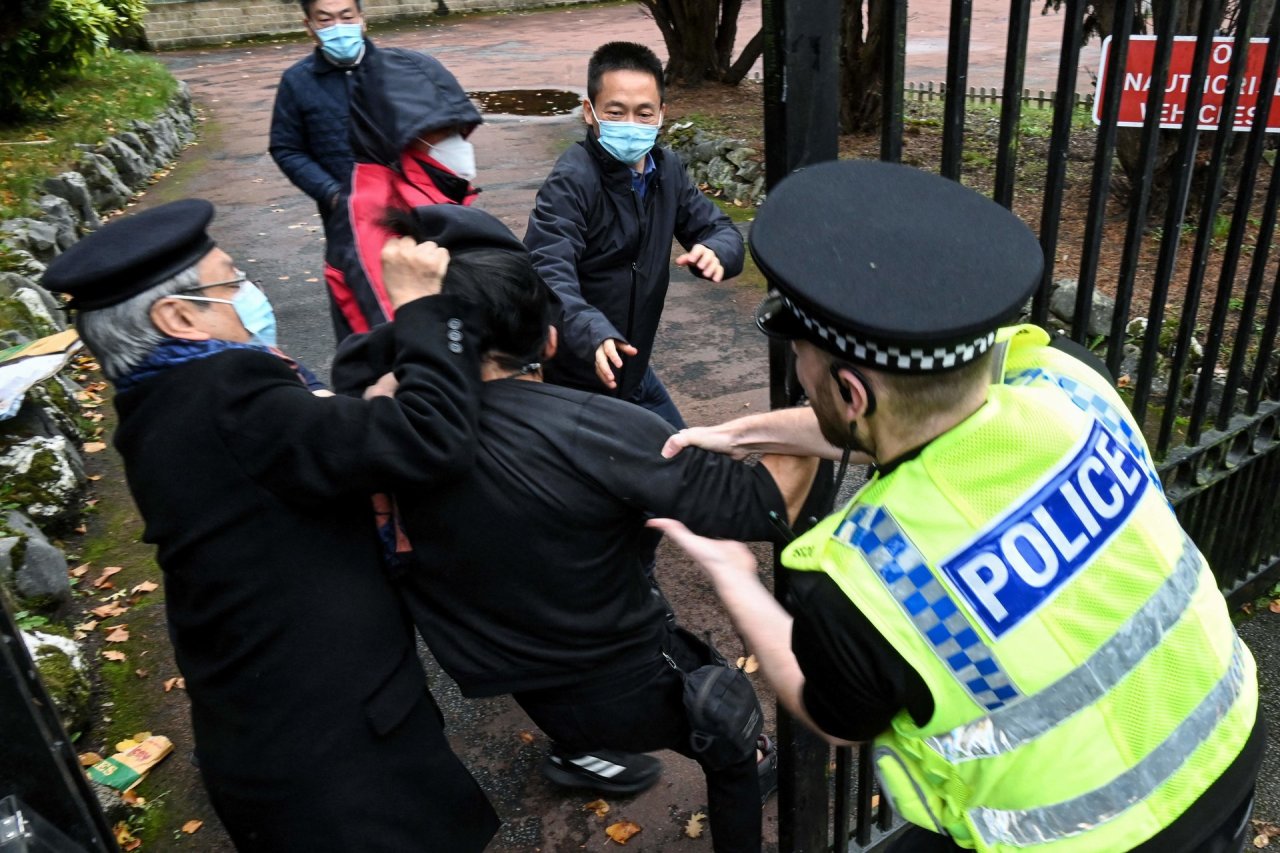 JK premjero biuras: aktyvisto užpuolimas prie kinų konsulato „kelia didelį susirūpinimą“