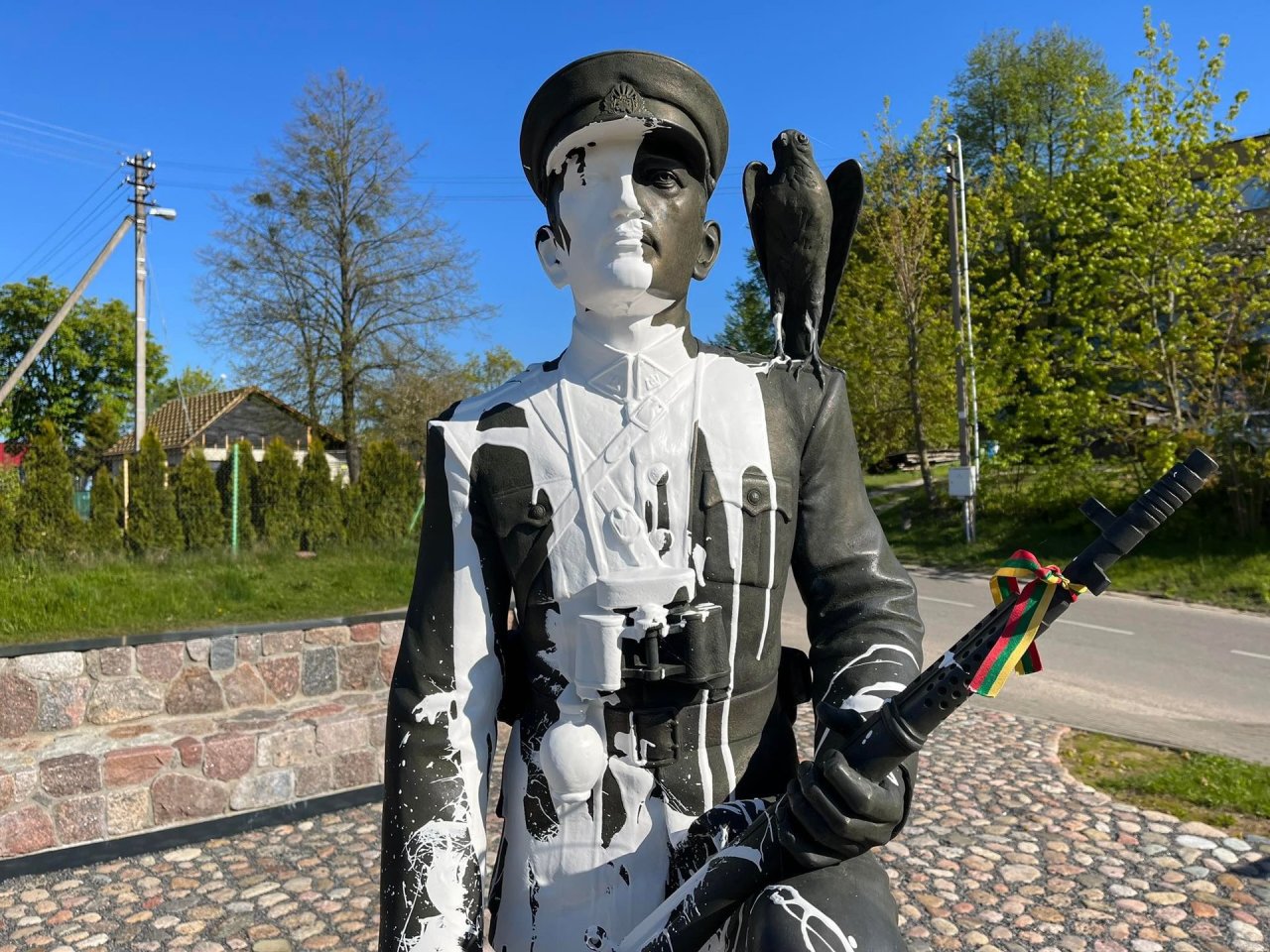 Įtariamieji paminklo Merkinėje išniekinimu apklausiami Lietuvoje ir Latvijoje