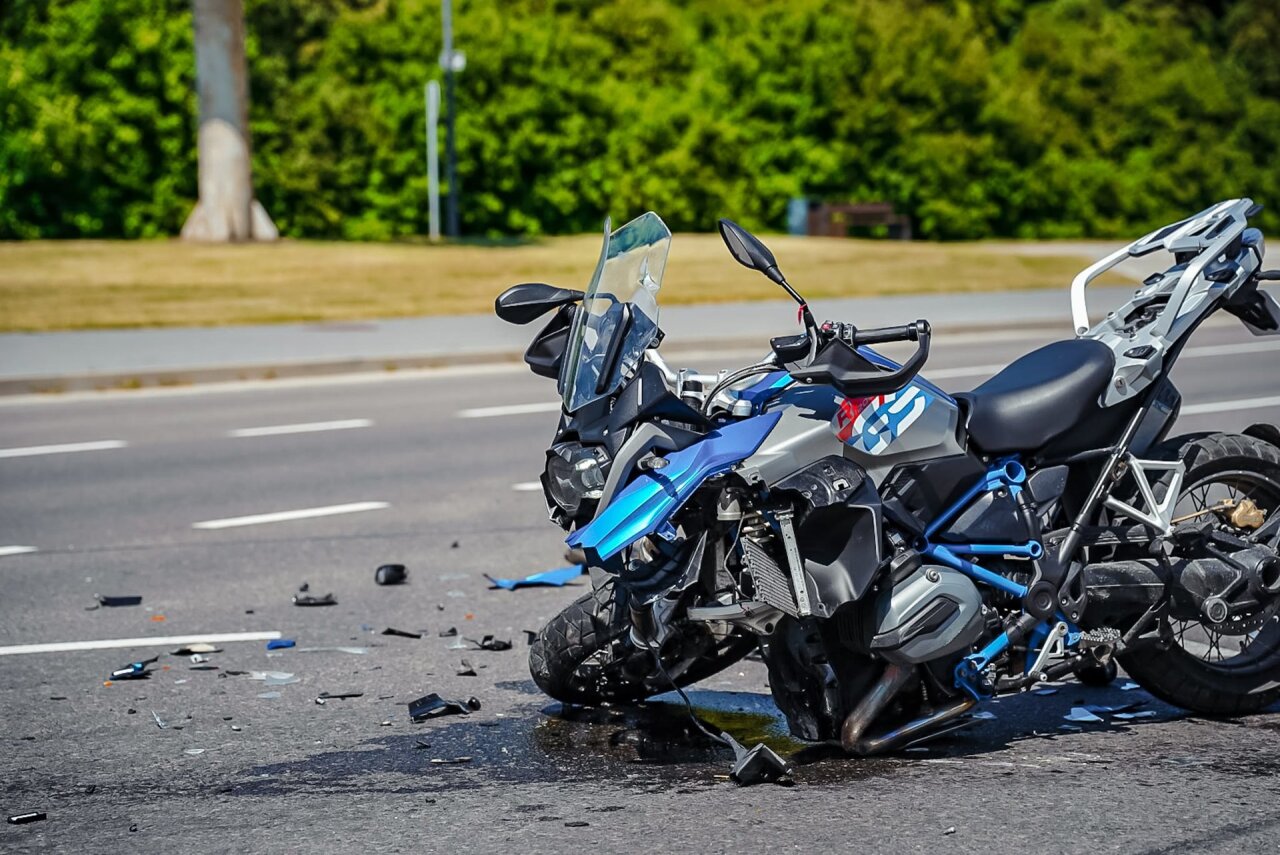 Kėdainių rajone susidūrė automobilis ir motociklas: į ligoninę išvežti abu vairuotojai
