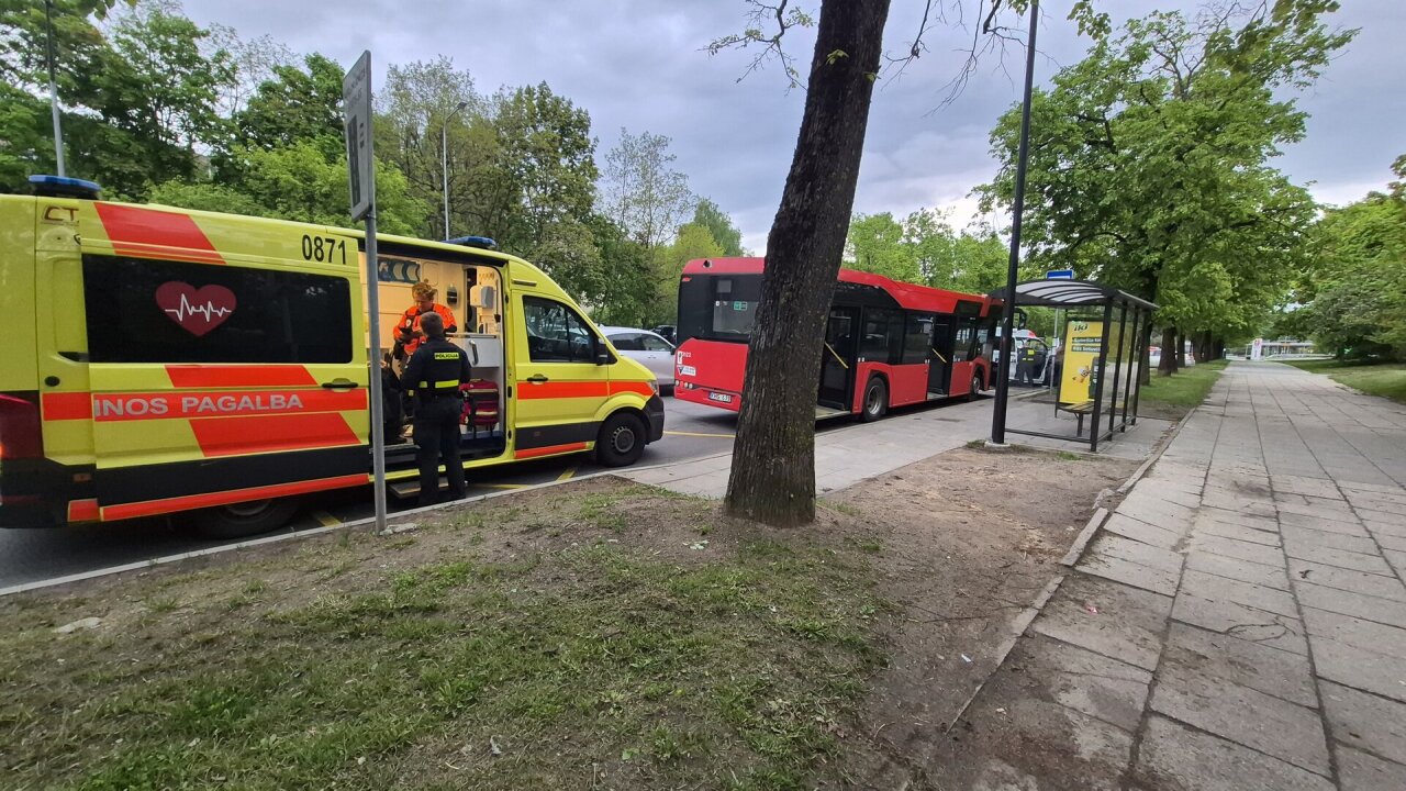 Nukritus senolei į stotelę Lazdynuose atlėkė greitoji ir policija