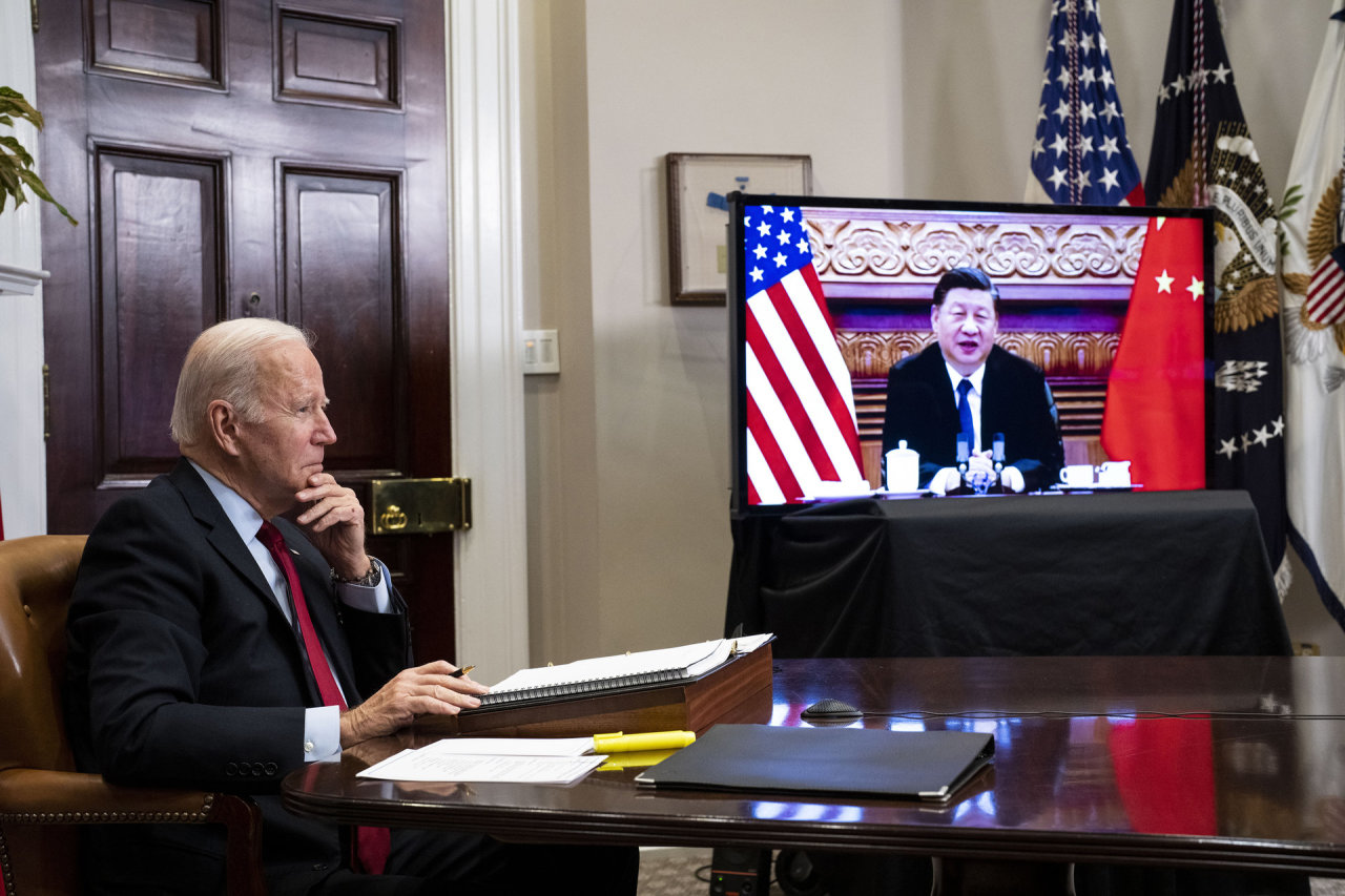 Joe Bideno ir Xi Jinpingo pokalbis – nesutarimai ir griežtas tonas