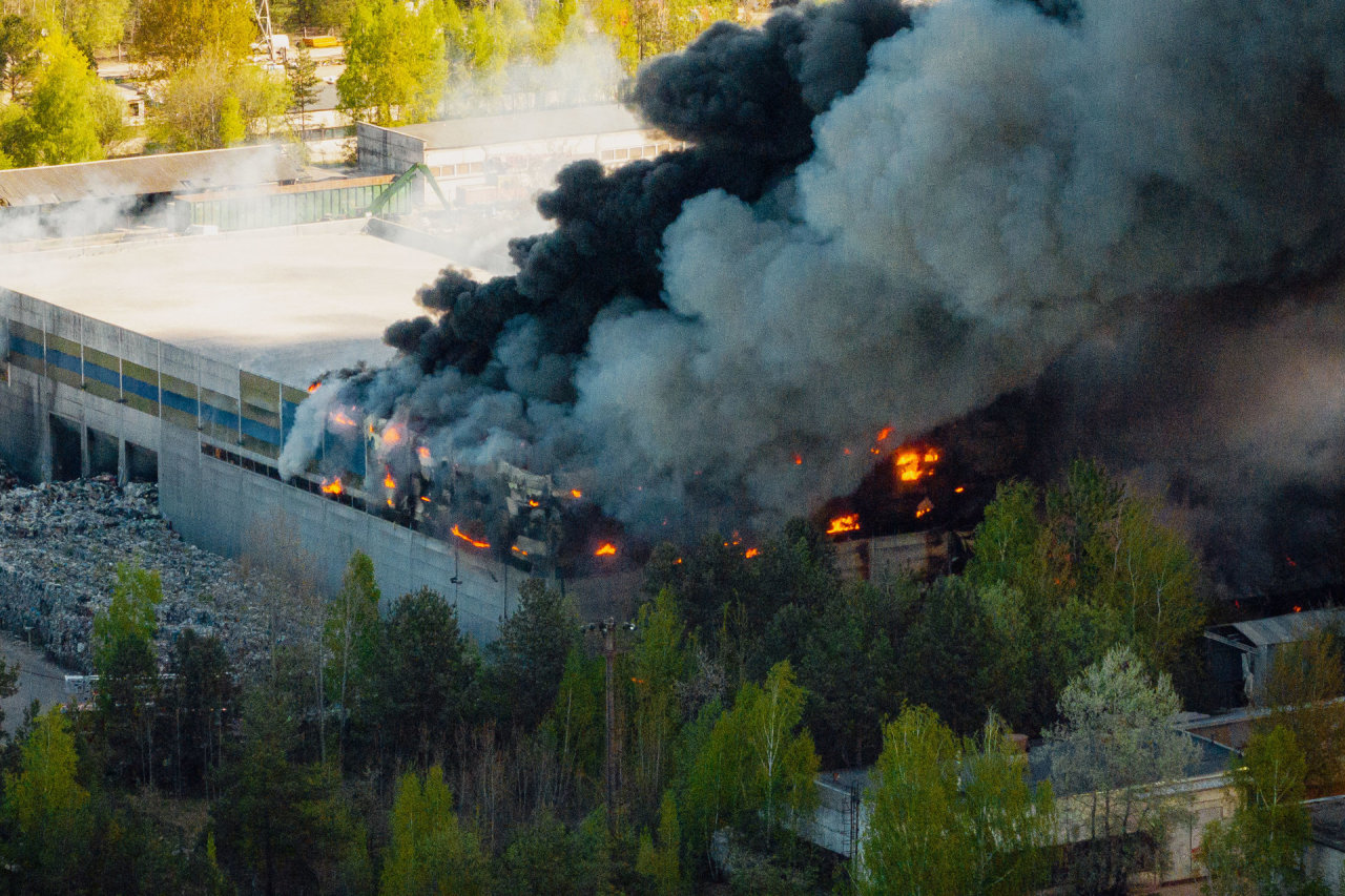 Atliekų rūšiavimo gamykloje Vilniuje kilęs gaisras suvaldytas, tarp tiriamų versijų – ir padegimas
