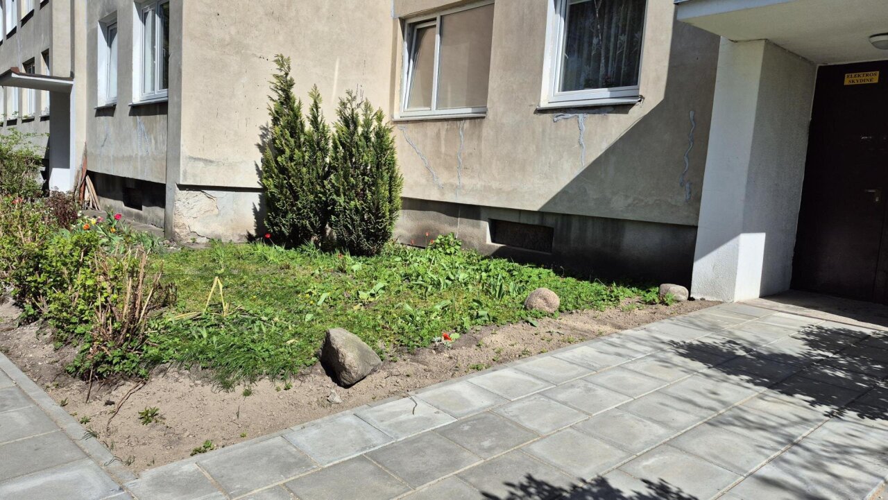 Sutvarkė kiemą, bet dingo suolai: i&scaron;skirtinio Vilniaus rajono gyventojai negaili karčių žodžių valdžiai