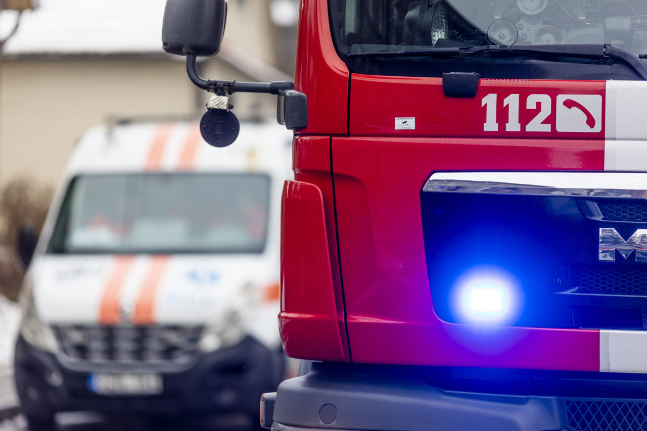 Kauno rajone – degantis automobilis ir šalia jo rastas sužeistas vyras