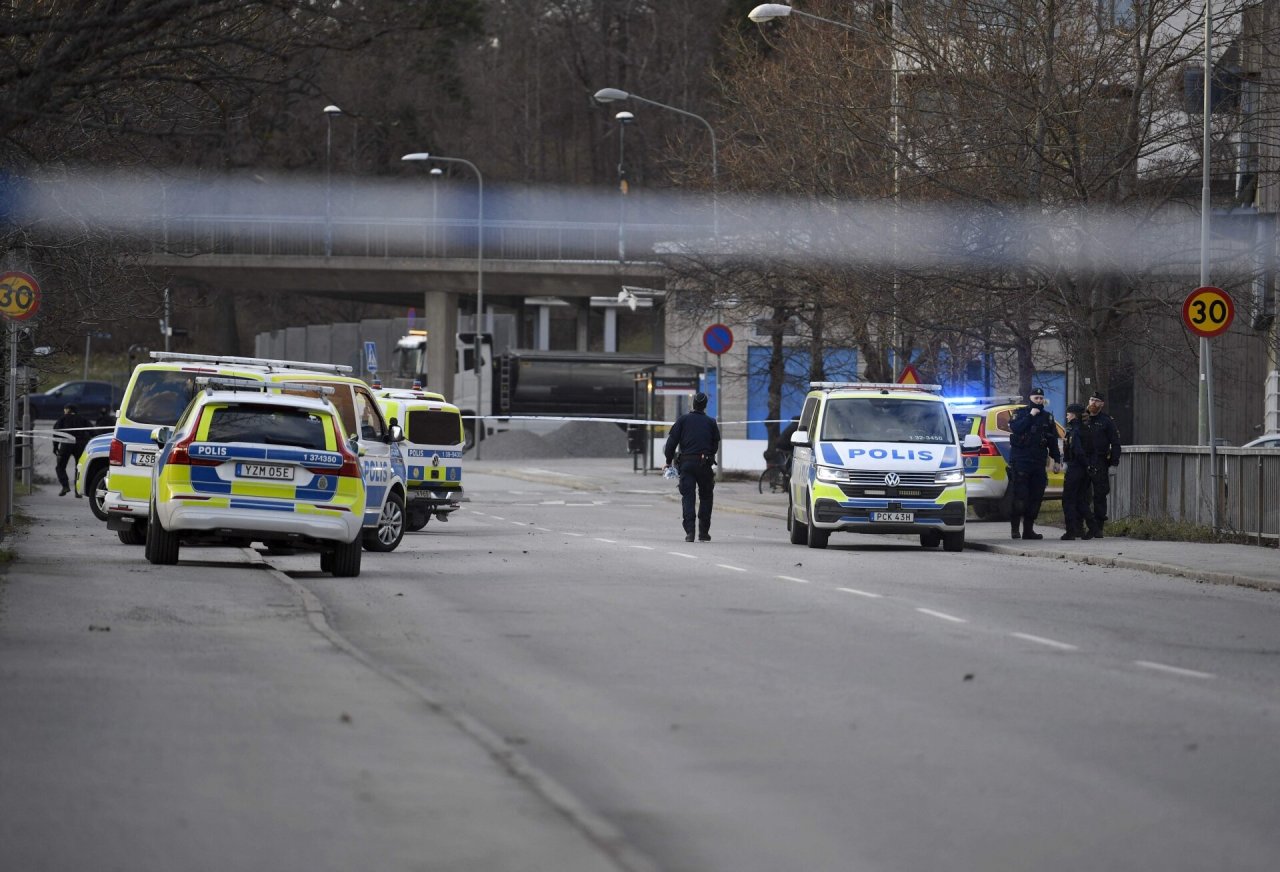 Švedijoje kilo pasipiktinimas po to, kai grupė jaunuolių sūnaus akivaizdoje nušovė tėvą