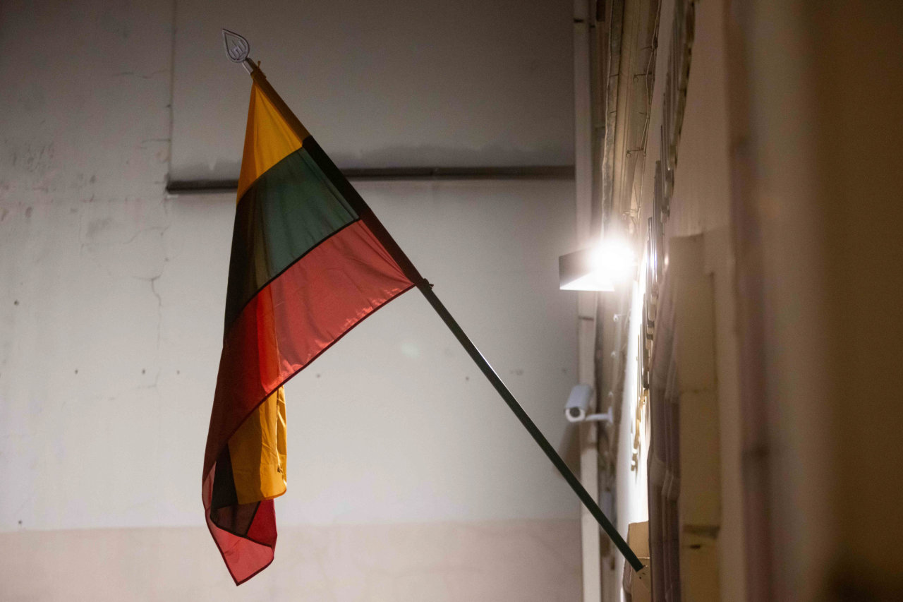 Visagine nuo gyvenamojo namo pavogta Lietuvos valstybės vėliava