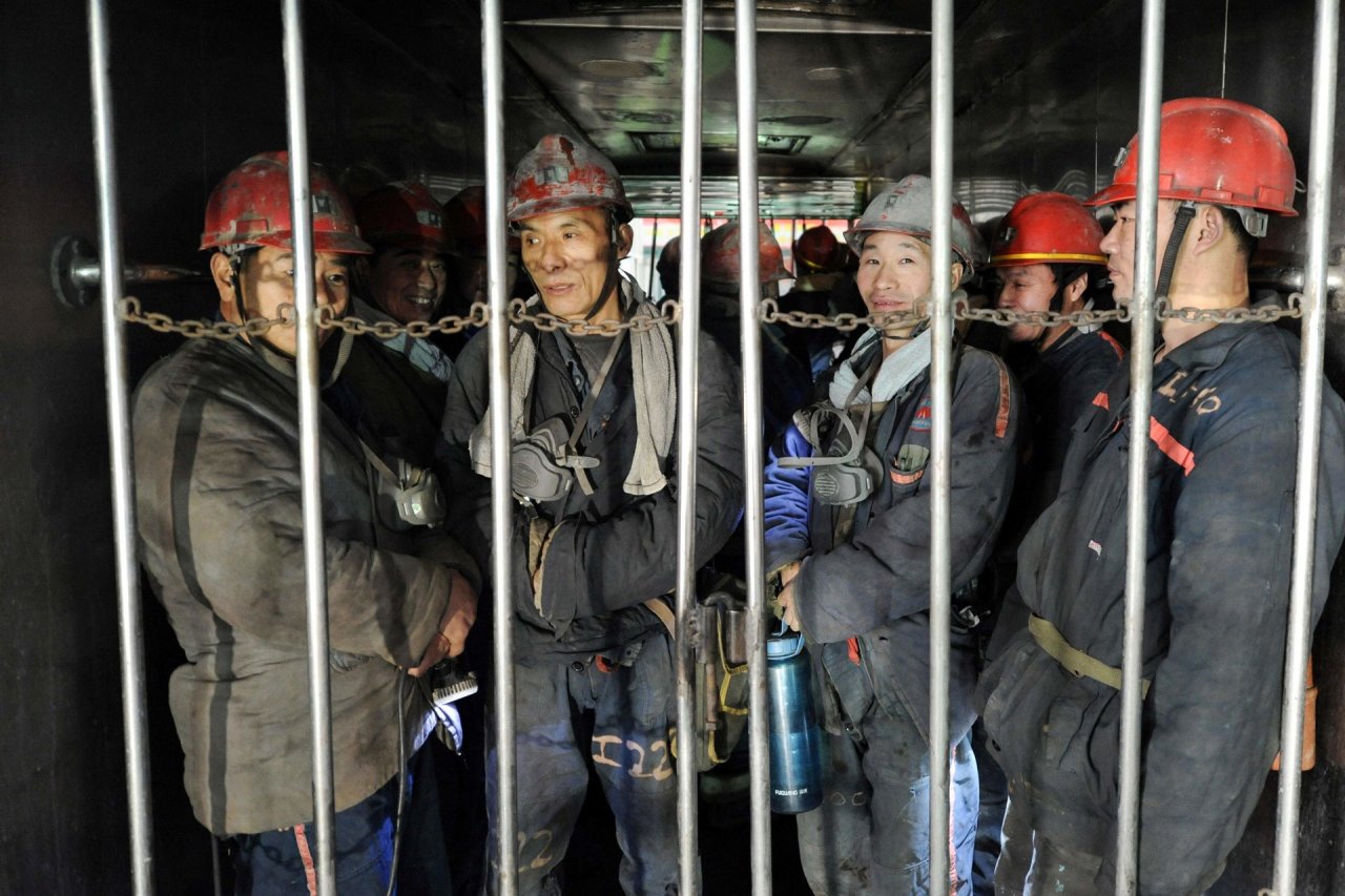 Kinijoje per kalno griūtį anglių kasyklos teritorijoje žuvo dešimt žmonių