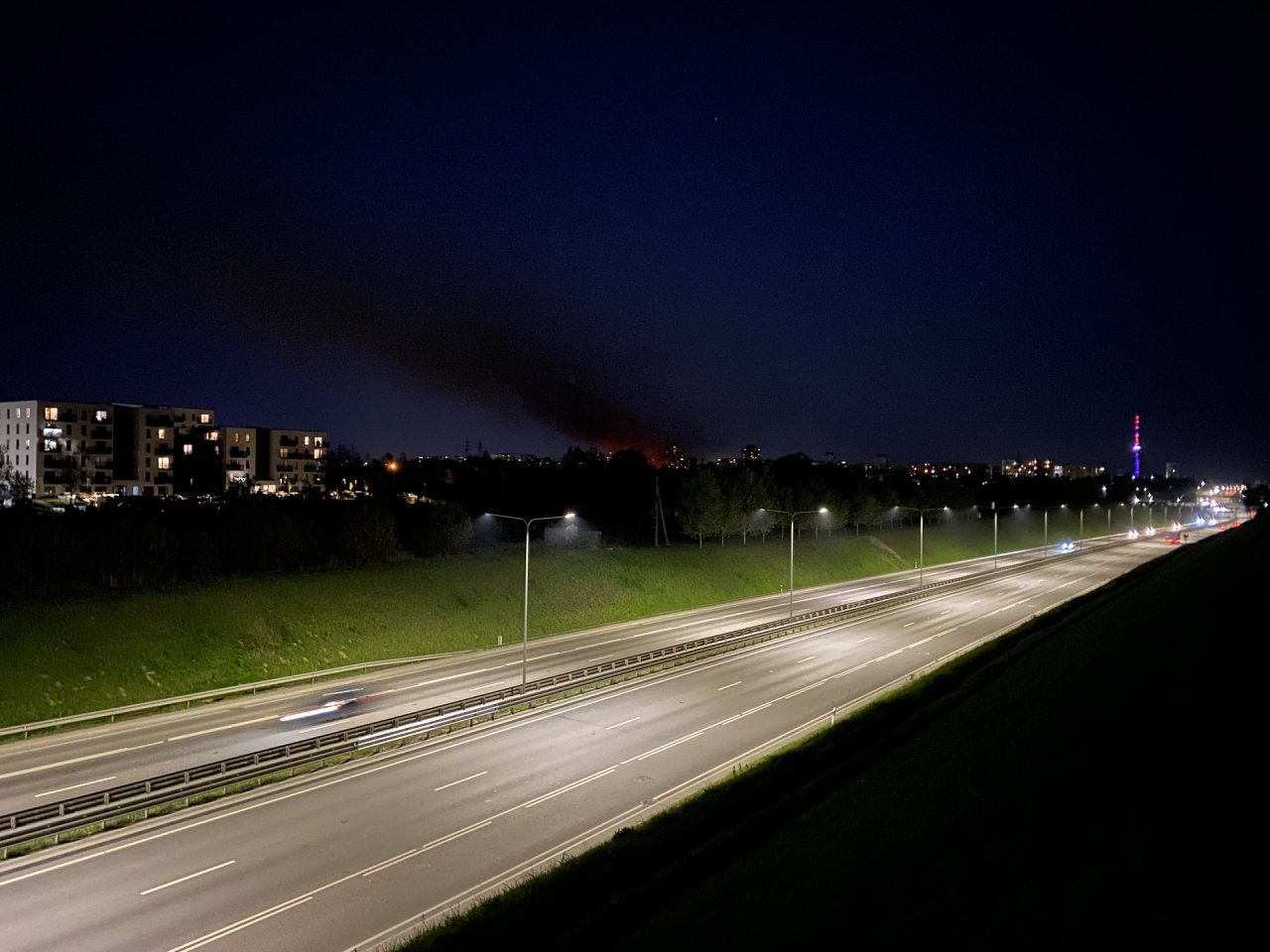 Vilniuje degė šiukšlės ir padangos: gaisras lokalizuotas