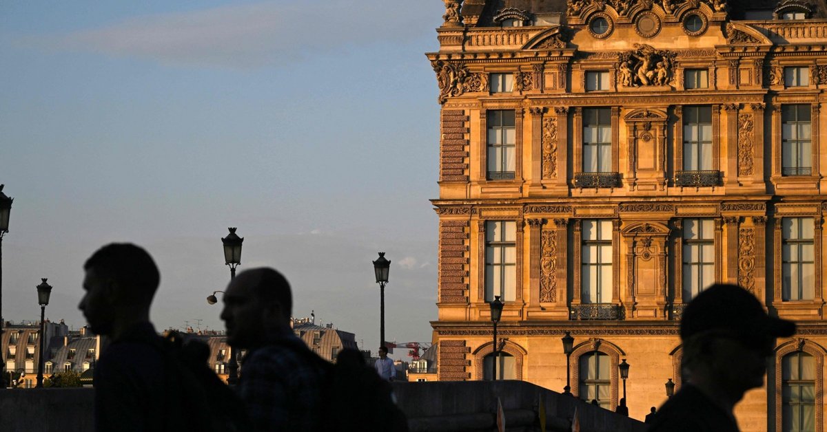 The Louvre museum in Paris is closed for security reasons