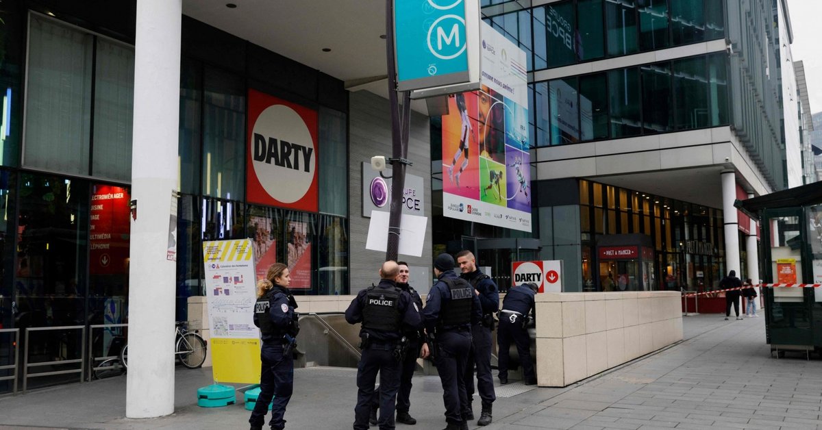 Police shot and injured a woman who made threats at a Paris station