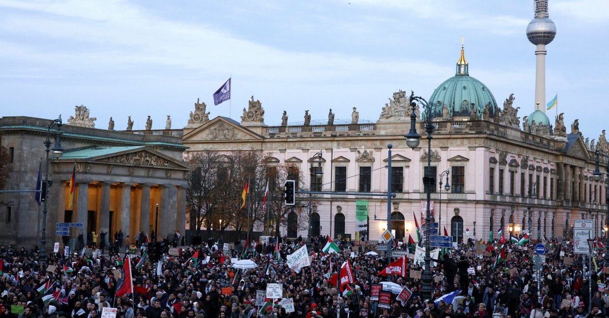 In Berlin, thousands of people take part in a solidarity march with the Palestinians