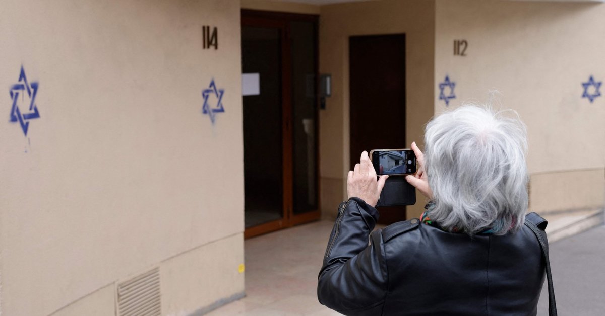 France accuses Russia of meddling over Star of David photos circulating online