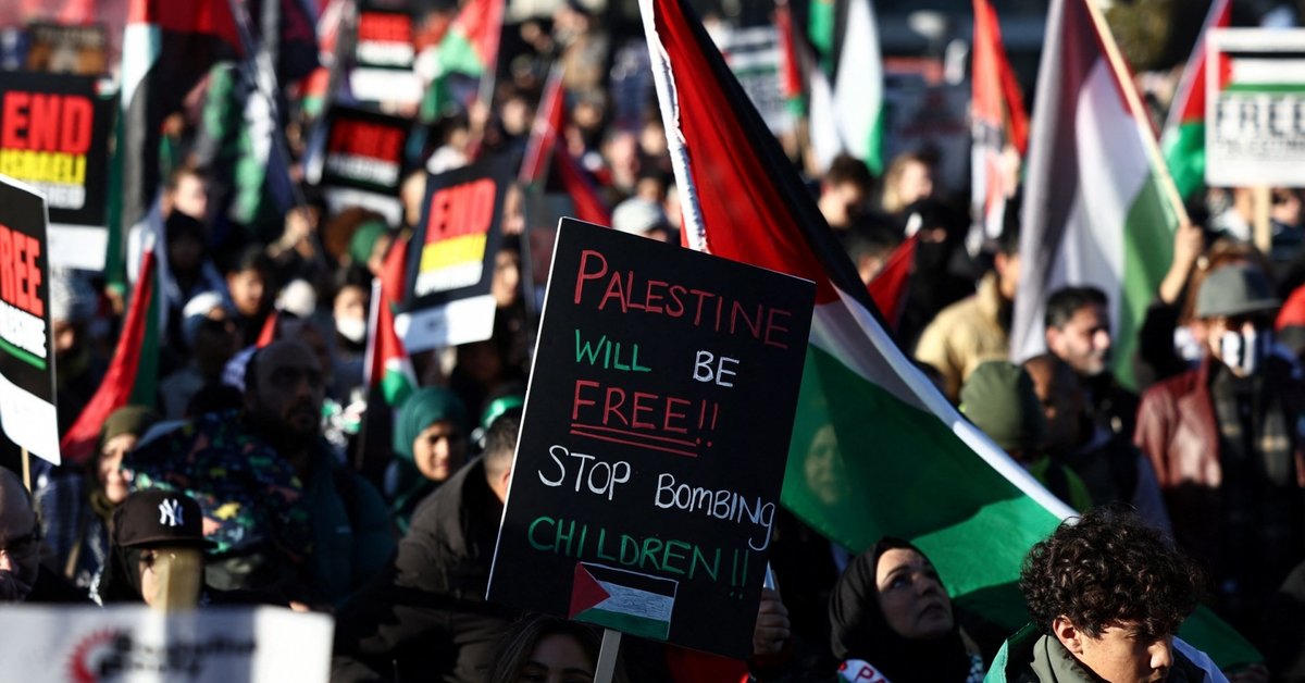 Hundreds of thousands of people staged a pro-Palestinian march in London on Armistice Day