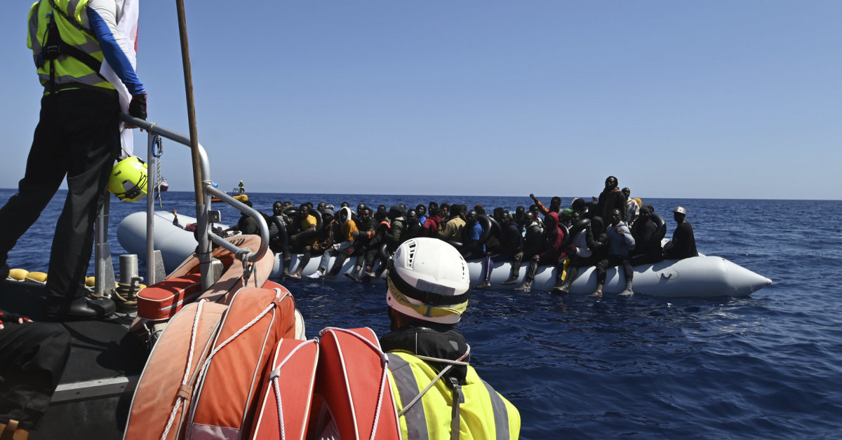 L’Italia ha permesso a due navi di soccorso di migranti di attraccare dopo l’ultimatum