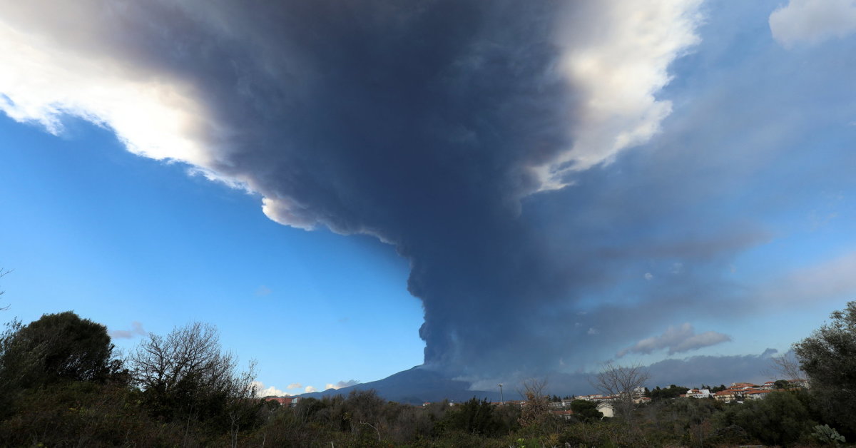 Il vulcano Etna risvegliato ha vomitato nuvole di cenere nel cielo