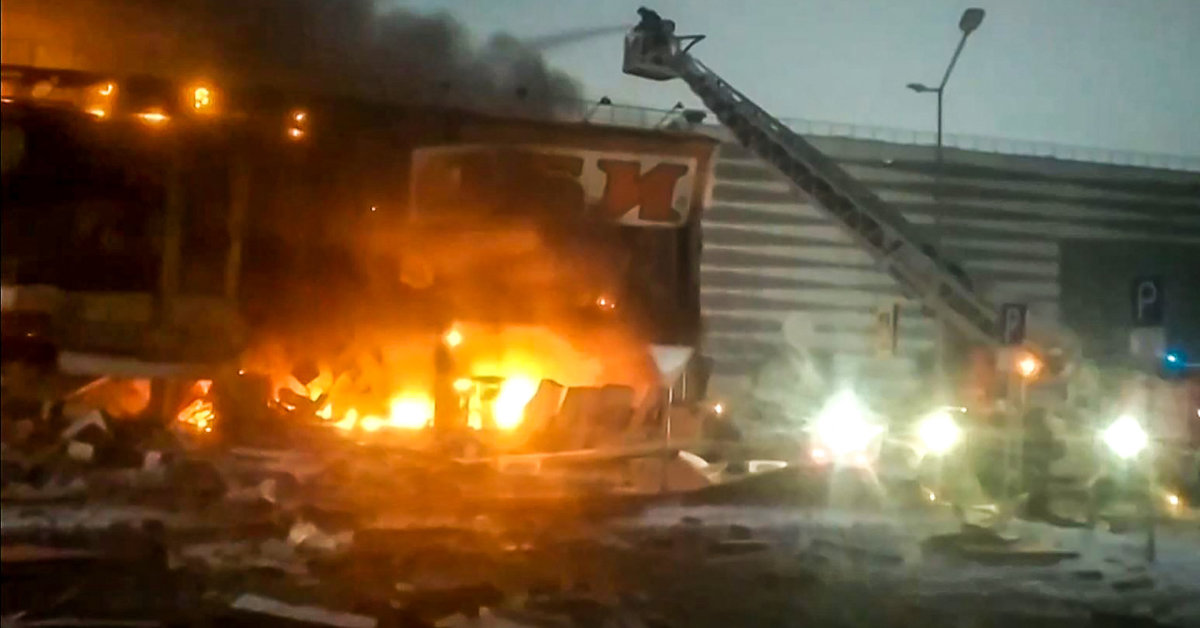 Én person er omkommet etter at en massiv brann oppslukte et gigantisk kjøpesenter utenfor Moskva