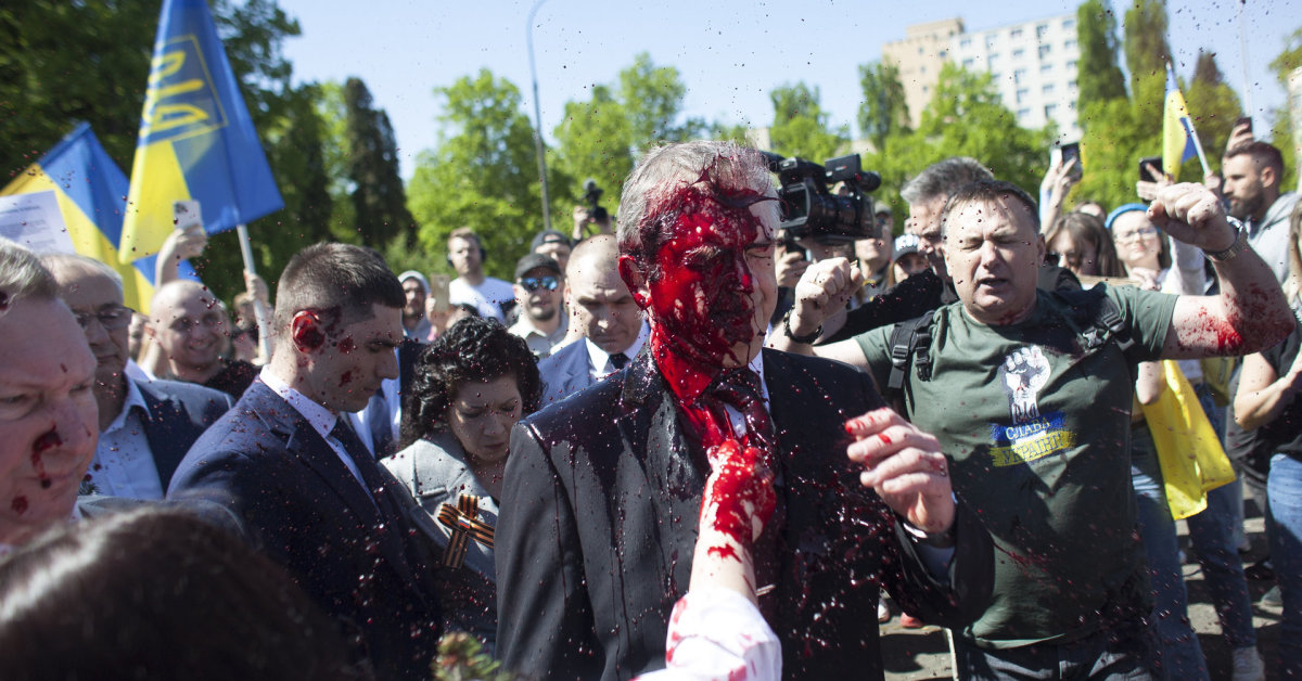 W Warszawie ambasador rosyjski został „nakarmiony krwią” – czerwona farba została ochlapana na twarz