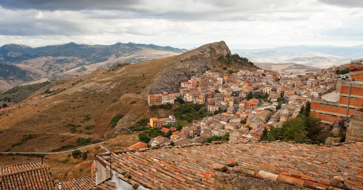 Una città in Italia non solo offre case a 1 euro, ma ne paga anche la ristrutturazione |  Vita