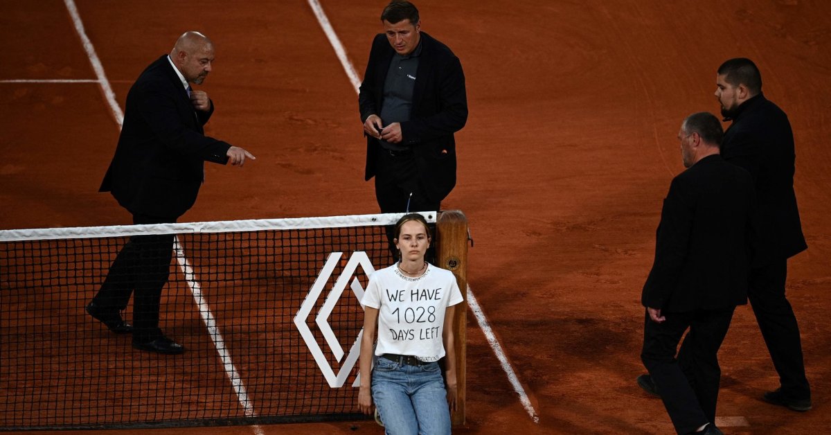 Protest i Roland Garros semifinale – jenta er bundet til nettet