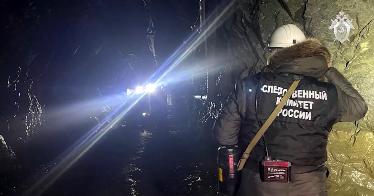 A collapse at a Russian gold mine trapped more than 100 meters deep