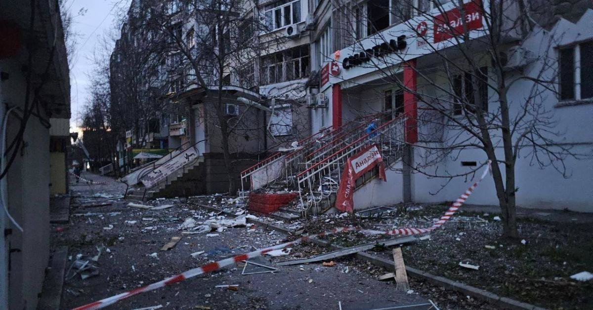 Russian forces hit Kherson: two hospitals were damaged, one person was killed