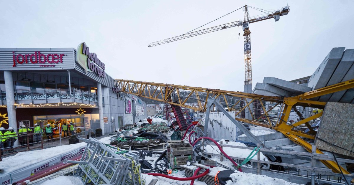 I Norge ble en person skadet da en kran falt på et kjøpesenter under sterk vind