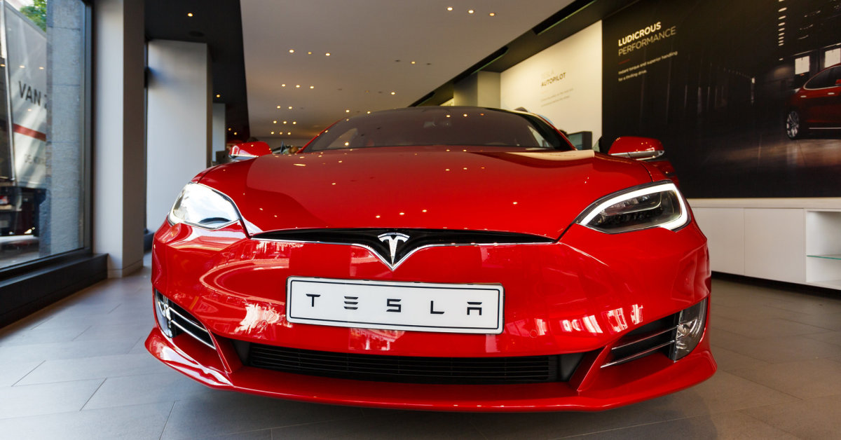 „Tesla“ skaudžiai baudžiama Norvegijoje: problemos laukia ir kitose šalyse