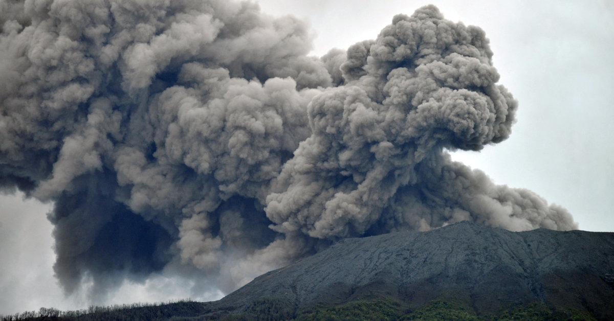 A cloud of volcanic ash darkened the sky: 11 tourists died